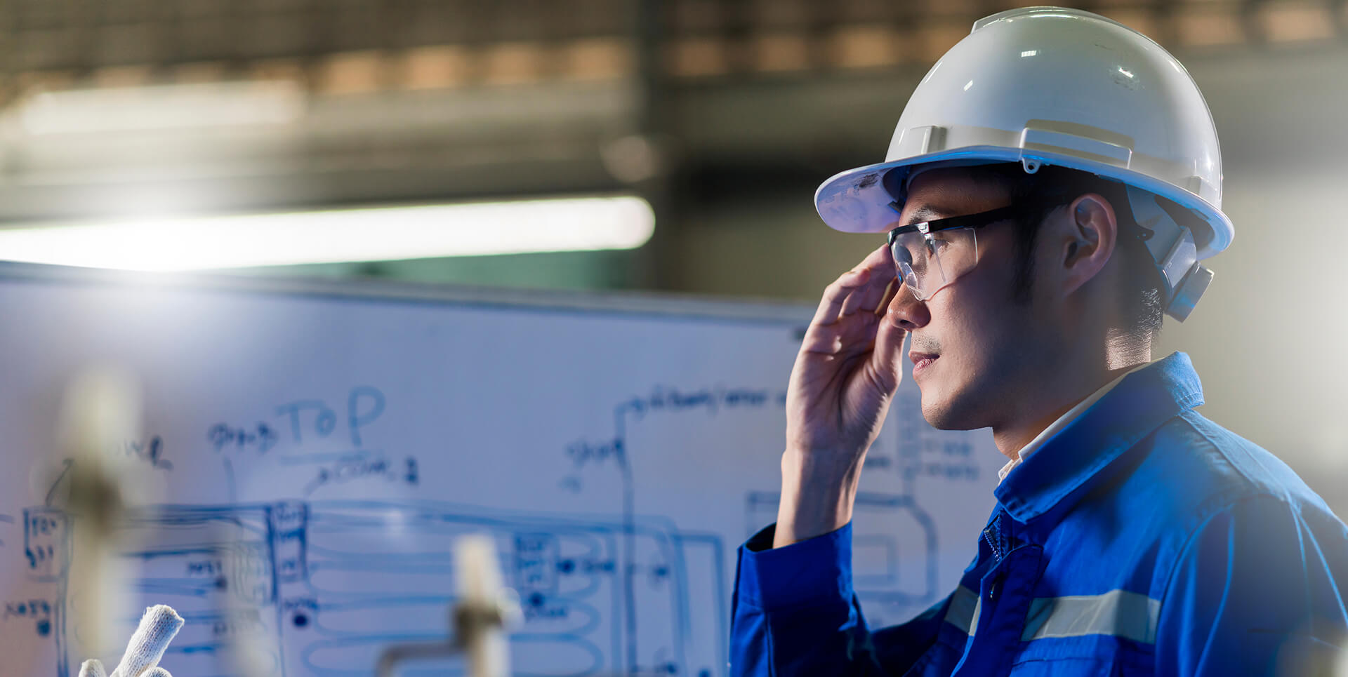 Homem pensando na frente de uma lousa