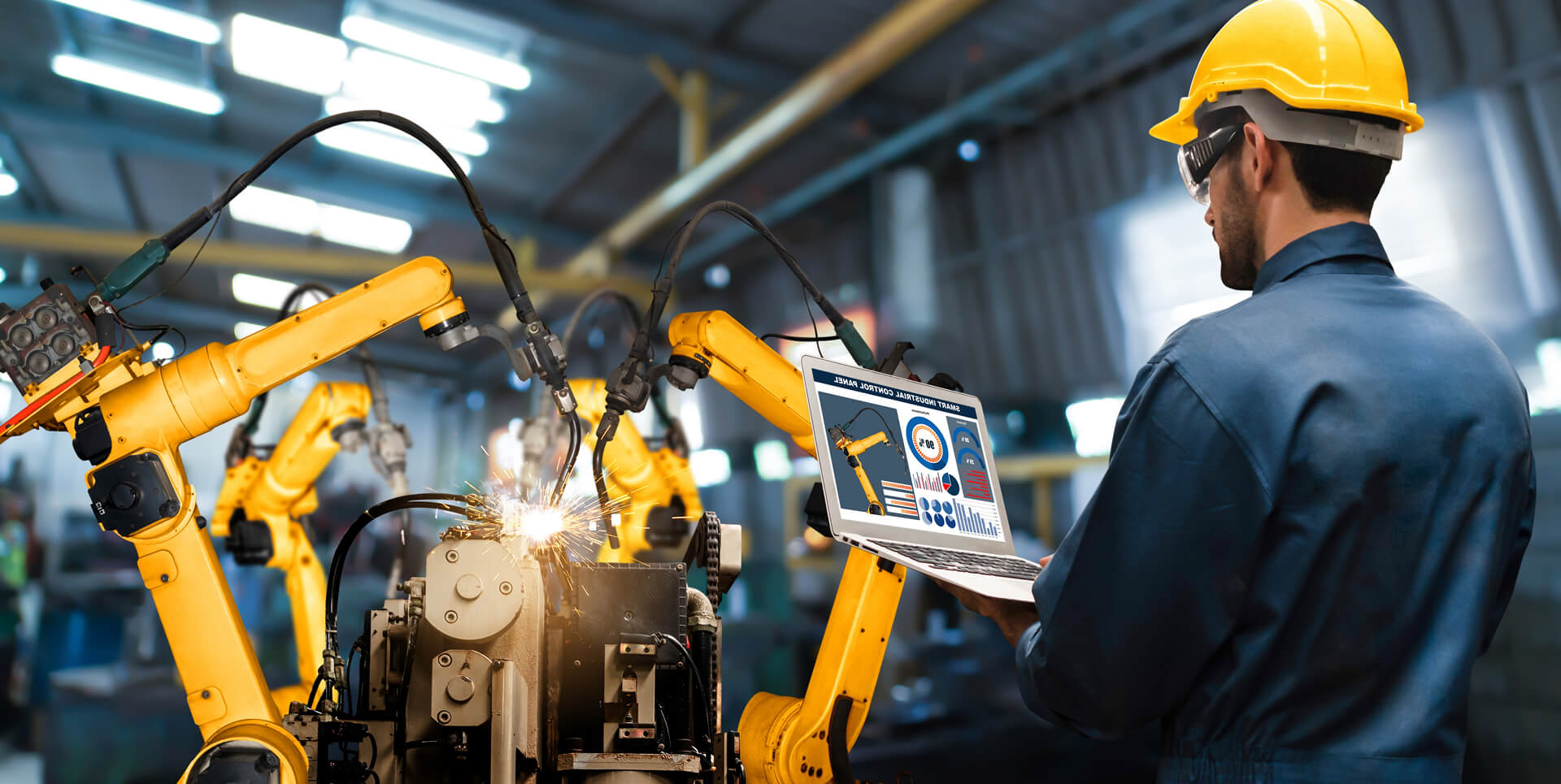 Homem operando o computador de um equipamento