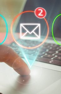 Pessoa digitando em um notebook