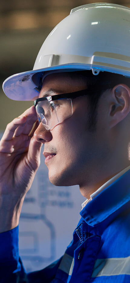 Homem com vestido com EPI