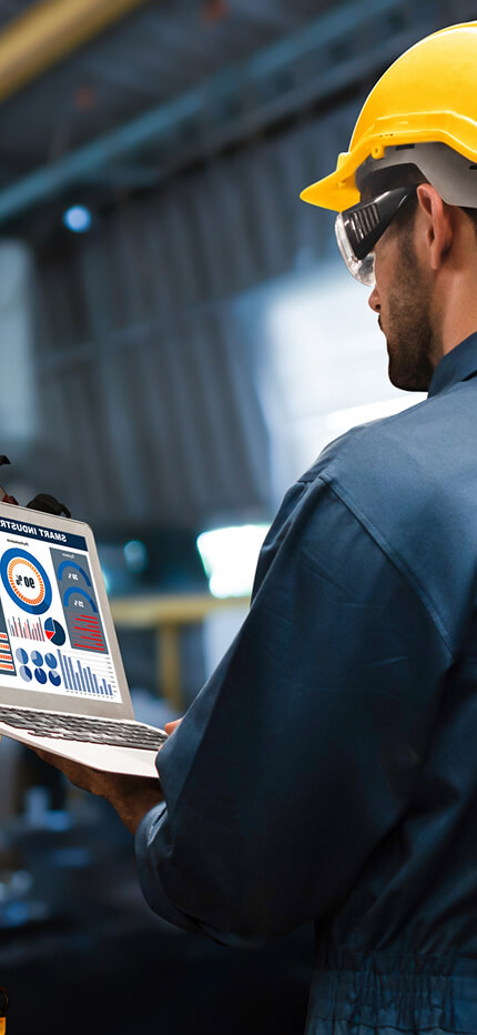 Homem operando o computador