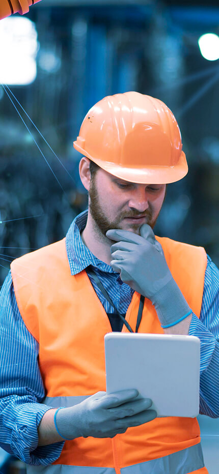 Homem avaliando planos de equipamentos