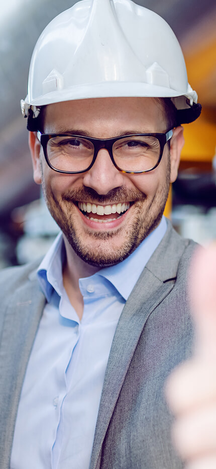 Homem usando EPI e fazendo sinal de positivo