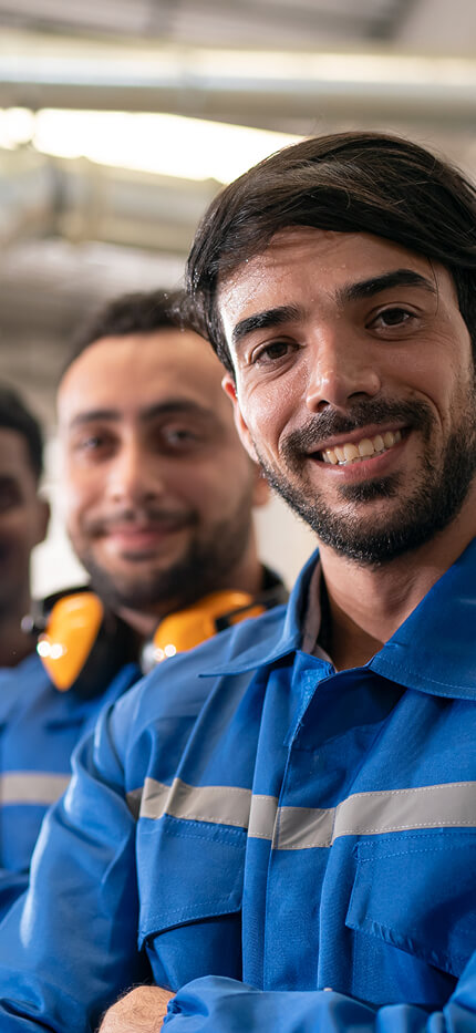 Equipe de homens usando EPI