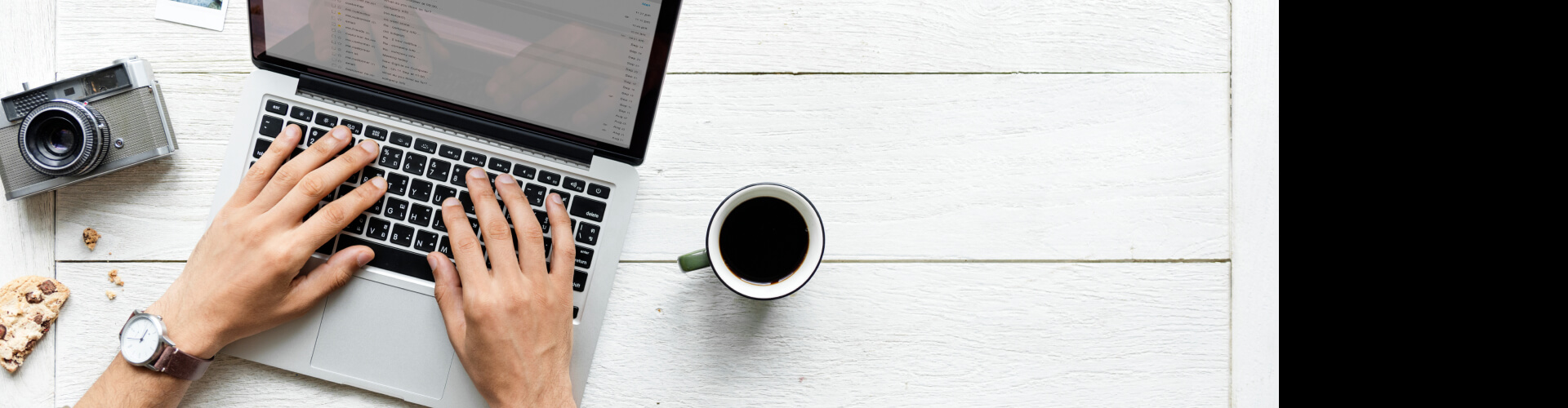 Vista de cima das mãos de uma pessoa trabalhando em um notebook