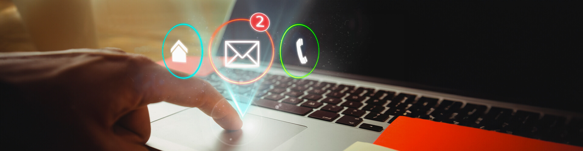 Pessoa digitando em um notebook