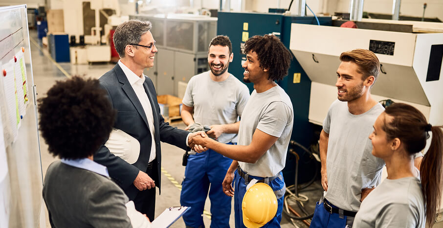 Equipe reunida conversando