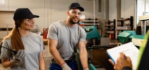 Dois trabalhadores conversando com o supervisor